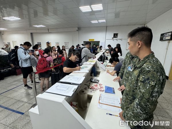 ▲▼軍方派出14架次軍機協助金門機場疏運。（圖／記者林名揚翻攝）