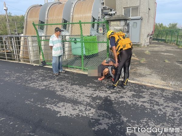 ▲▼        雲林10歲男童落水，今晨遺體被尋獲，爸爸悲痛緊抱遺體癱坐在地     。（圖／記者蔡佩旻翻攝）