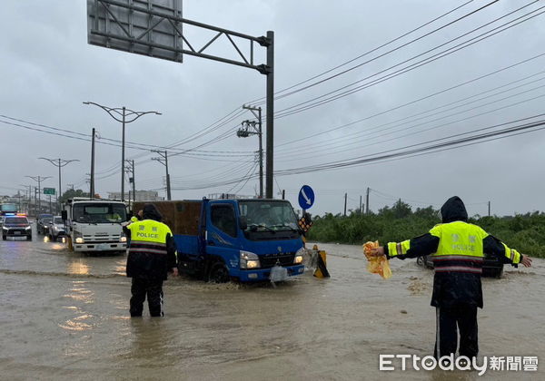 ▲▼燕義大醫院的陳姓外科醫師，25日搭乘Uber前往醫院進行手術途中，因凱米強颱帶來的強降雨，造成路面積水，導致Uber司機不敢冒險通過，所幸，經員警協助下，順利安全抵達醫院。（圖／記者吳世龍翻攝）