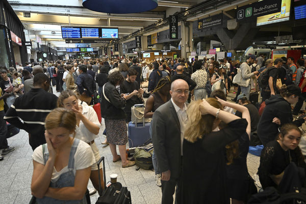 ▲▼法國鐵路高速列車（TGV）被縱火，巴黎蒙帕納斯站（Gare Montparnasse）擠滿人潮。（圖／達志影像／美聯社）