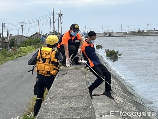 ▲▼        牛挑灣溪浮屍     。（圖／記者蔡佩旻翻攝）