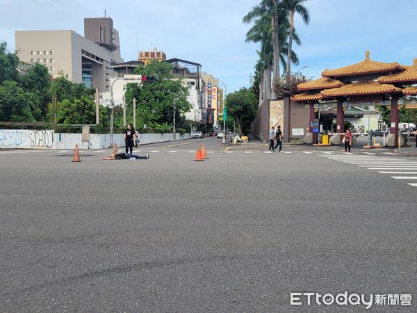 ▲▼男子想白搭警車回家被拒，竟耍賴就地仰躺在殯儀館門口。（圖／台中市議員江和樹提供，下同）