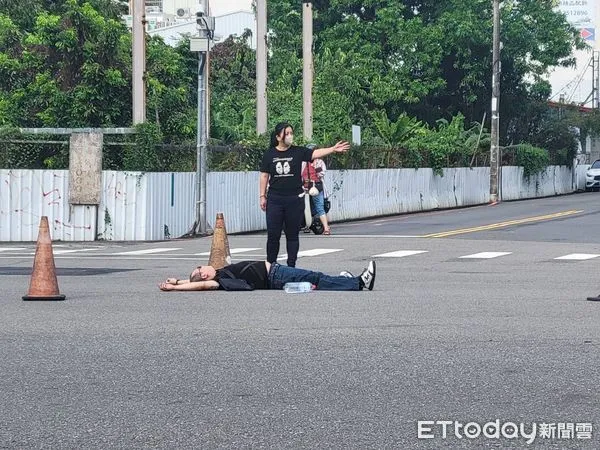 ▲▼男子想白搭警車回家被拒，竟耍賴就地仰躺在殯儀館門口。（圖／台中市議員江和樹提供，下同）