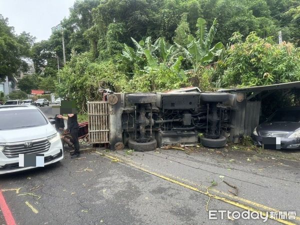 ▲▼新北市汐止區1台機械吊車，下山時因為煞車失靈，導致整台車失控翻覆。(圖／記者邱中岳翻攝）