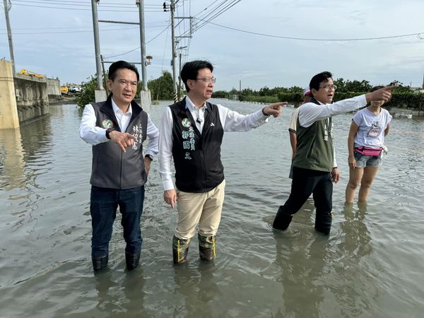 ▲民進黨立委林俊憲與郭國文至台南麻豆區關心受凱米颱風水患影響的居民。（圖／翻攝自Facebook／林俊憲、郭國文）