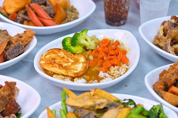 ▲▼美美素食鹹酥雞，台中中華夜市美食，新開幕素食鐵板牛排，素鹹酥雞品項超多。（圖／橘子狗提供）