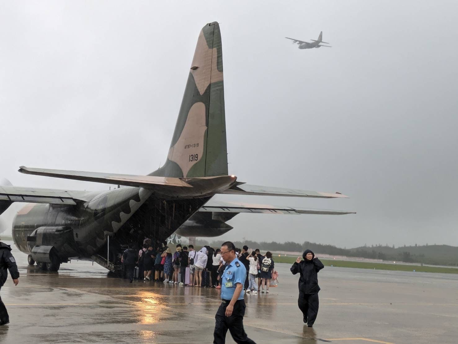 ▲▼國防部啟動C-130運輸機，由空軍馬公基地勤務隊協助疏運旅客上機返台。（圖／馬基勤務隊提供）