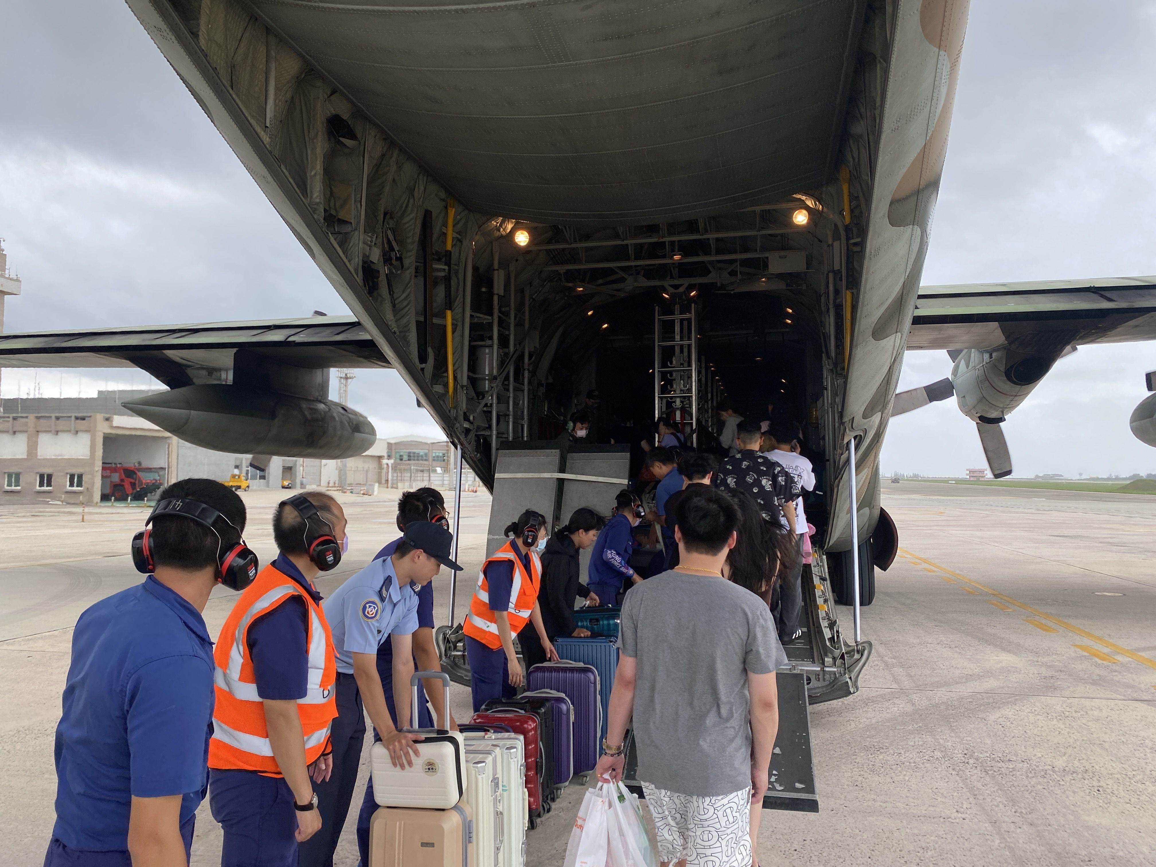 ▲▼國防部啟動C-130運輸機，由空軍馬公基地勤務隊協助疏運旅客上機返台。（圖／馬基勤務隊提供）