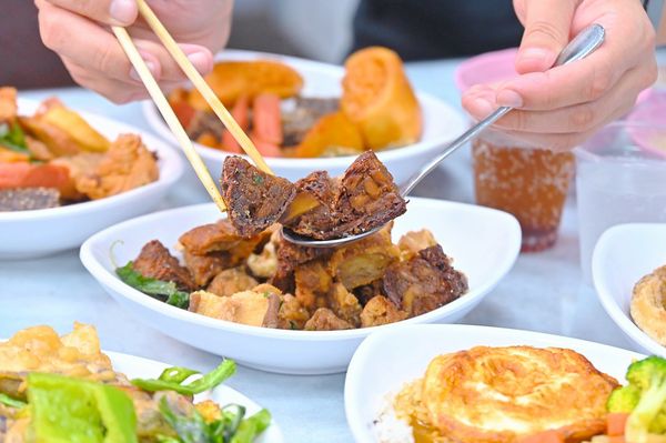 ▲▼美美素食鹹酥雞，台中中華夜市美食，新開幕素食鐵板牛排，素鹹酥雞品項超多。（圖／橘子狗提供）