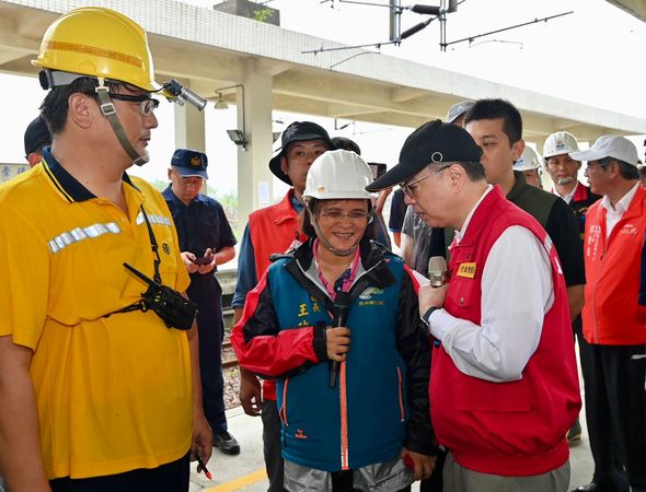 ▲▼行政院長卓榮泰視察「凱米颱風台鐵和仁至崇德間路段災損情形」。（圖／行政院提供）