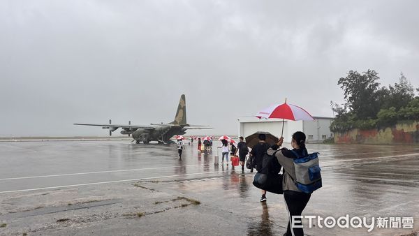 ▲▼民航局協調軍機支援離島疏運。（圖／民航局提供）