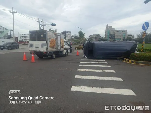 ▲廂型車側翻在十字路口         。（圖／記者吳世龍翻攝）