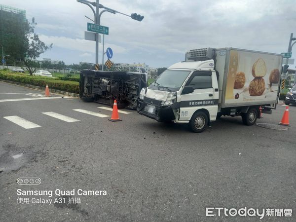 ▲廂型車側翻在十字路口         。（圖／記者吳世龍翻攝）