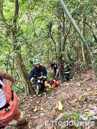 ▲▼李婦到新店山區採集竹筍，不慎滑落10公尺溪谷。（圖／記者陸運陞翻攝）