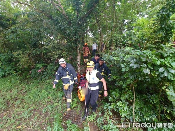 ▲▼李婦到新店山區採集竹筍，不慎滑落10公尺溪谷。（圖／記者陸運陞翻攝）