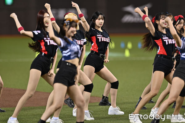 ▲▼富邦悍將流行音樂節大巨蛋開唱，韓國起亞虎啦啦隊「KIA TIGERS CHEERLEADER」隊長金韓拿、19歲「超新星」李珠珢，以及朴星垠、朴信妃、鄭嘉睿、劉世彬共6名成員，與Fubon Angels一同帶來賽前表演。（圖／記者李毓康攝）