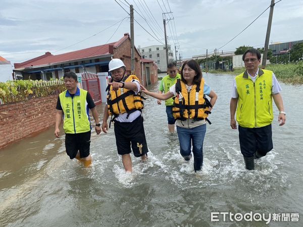 ▲台南市長黃偉哲前往麻豆區小埤里視察當地淹水狀況，慰問在場協助的消防人員，並深深一鞠躬向消防人員致謝。（圖／記者林東良翻攝，下同）