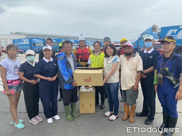 ▲台南市長黃偉哲前往麻豆區小埤里視察當地淹水狀況，慰問在場協助的消防人員，並深深一鞠躬向消防人員致謝。（圖／記者林東良翻攝，下同）