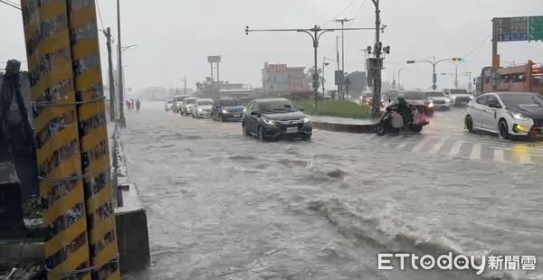 ▲颱風尾雨勢驚人。（圖／記者楊漢聲翻攝）