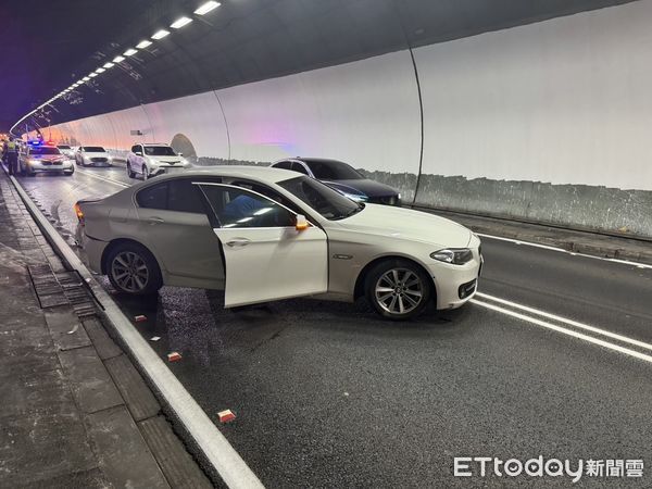 ▲一輛黑色休旅車不明原因撞向左側BMW，造成BMW車尾凹陷。（圖／記者游芳男翻攝）