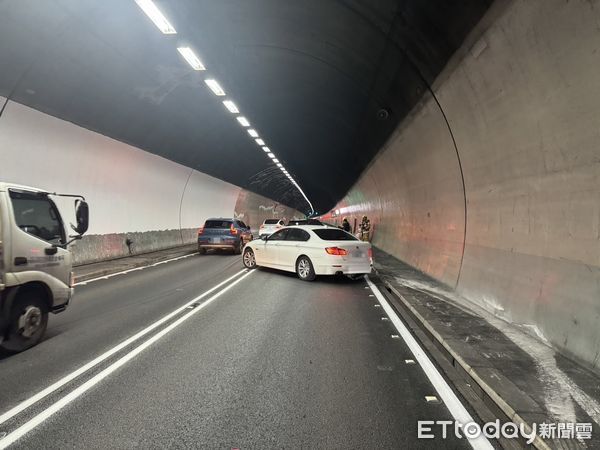 ▲一輛黑色休旅車不明原因撞向左側BMW，造成BMW車尾凹陷。（圖／記者游芳男翻攝）