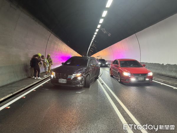 ▲一輛黑色休旅車不明原因撞向左側BMW，造成BMW車尾凹陷。（圖／記者游芳男翻攝）