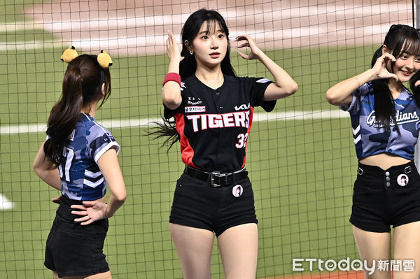 ▲▼富邦悍將流行音樂節大巨蛋開唱，韓國起亞虎啦啦隊「KIA TIGERS CHEERLEADER」成員李珠珢與Fubon Angels一同站上大巨蛋的應援舞台。（圖／記者李毓康攝）