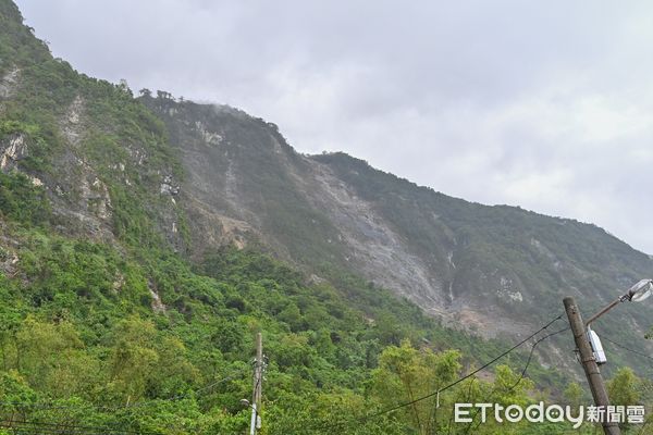 ▲▼卓榮泰視察台9線164.2k邊坡災點搶修情形。（圖／行政院東部聯合服務中心提供，下同）