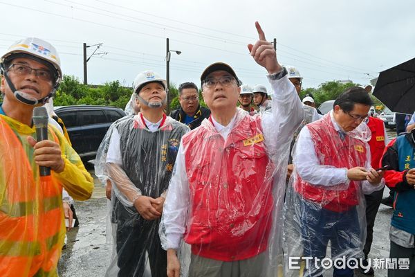 ▲▼卓榮泰視察台9線164.2k邊坡災點搶修情形。（圖／行政院東部聯合服務中心提供，下同）