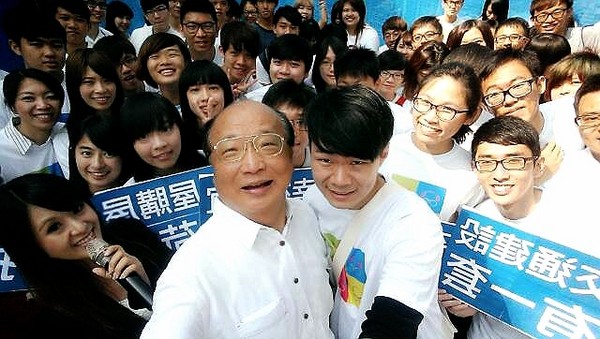 拚連任的台中市長胡志強，19日在競選總部舉辦「胡志強青年軍成立記者會」。（圖／胡志強選辦提供）
