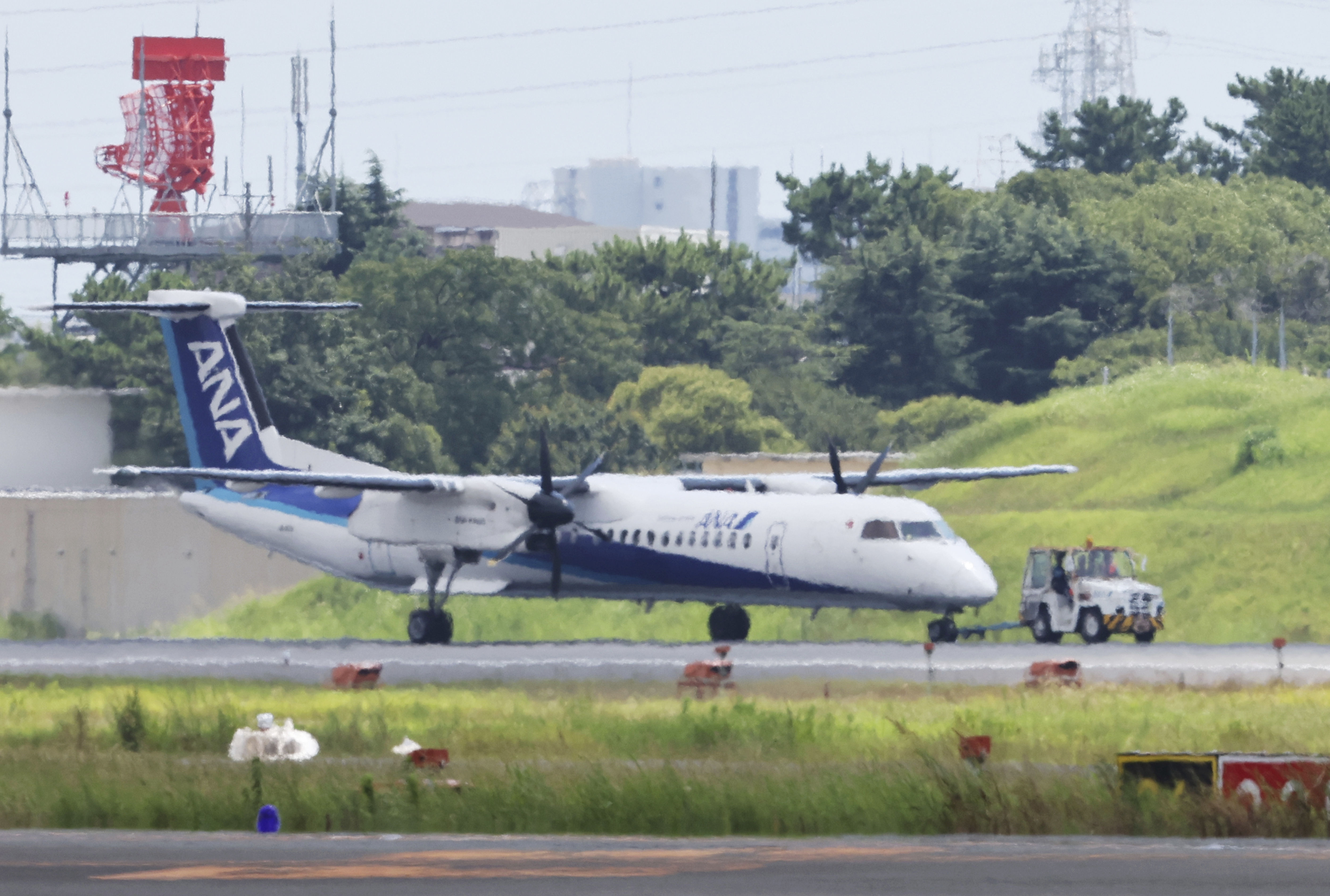 ▲▼  全日空航機雙螺旋槳剩單側轉動，折返機場。。（圖／達志影像／美聯社）