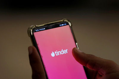 履歷一鍵狂投、企業海量篩選　AI已讓求職市場「Tinder 化」