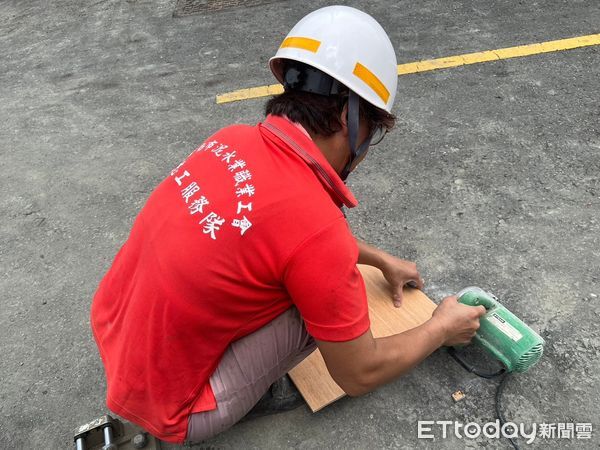 ▲台南市勞工局做工行善團行「繕」無論颳風下雨，28日志工夥伴們兵分三路，分別前往官田區二手家具倉庫整修家具、及至學甲區、柳營區進行修繕。（圖／記者林東良翻攝，下同）