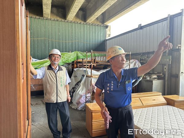 ▲台南市勞工局做工行善團行「繕」無論颳風下雨，28日志工夥伴們兵分三路，分別前往官田區二手家具倉庫整修家具、及至學甲區、柳營區進行修繕。（圖／記者林東良翻攝，下同）