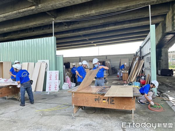 ▲台南市勞工局做工行善團行「繕」無論颳風下雨，28日志工夥伴們兵分三路，分別前往官田區二手家具倉庫整修家具、及至學甲區、柳營區進行修繕。（圖／記者林東良翻攝，下同）