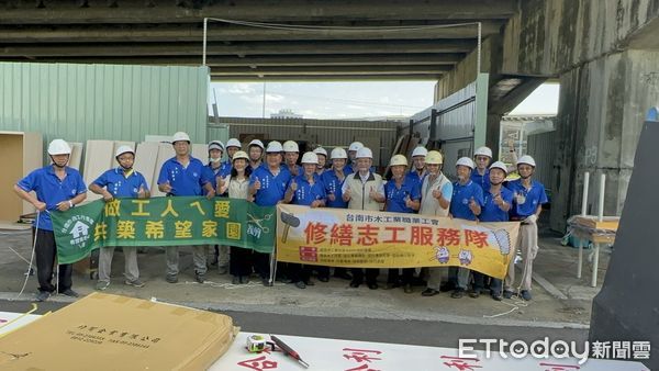 ▲台南市勞工局做工行善團行「繕」無論颳風下雨，28日志工夥伴們兵分三路，分別前往官田區二手家具倉庫整修家具、及至學甲區、柳營區進行修繕。（圖／記者林東良翻攝，下同）