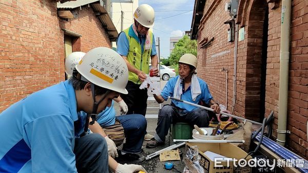 ▲台南市勞工局做工行善團行「繕」無論颳風下雨，28日志工夥伴們兵分三路，分別前往官田區二手家具倉庫整修家具、及至學甲區、柳營區進行修繕。（圖／記者林東良翻攝，下同）