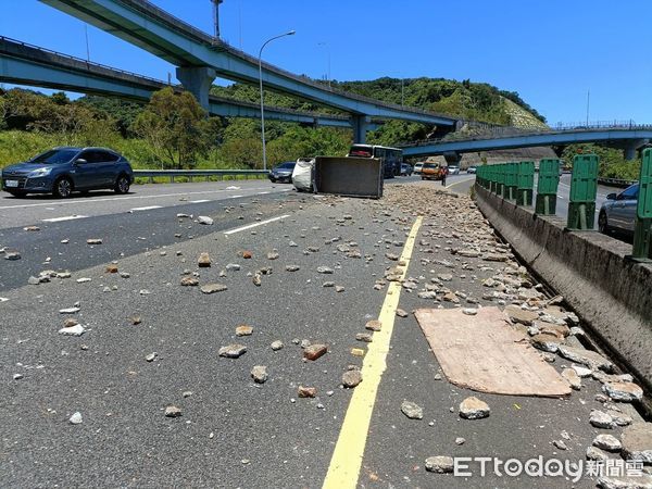 ▲▼國道1號基隆八堵段車禍。（圖／記者郭世賢翻攝）