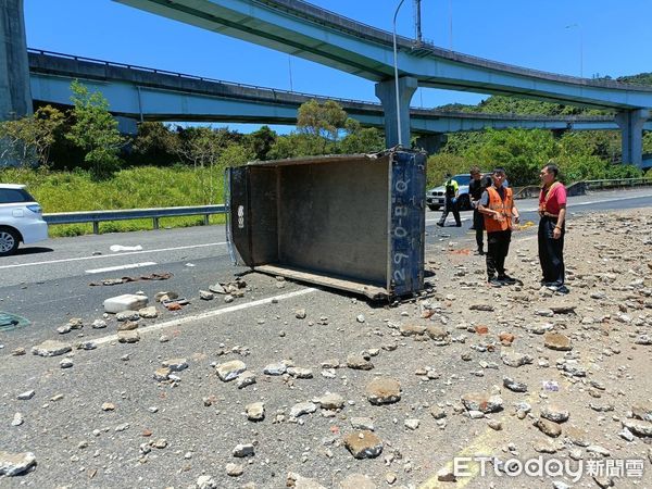 ▲▼國道1號基隆八堵段車禍。（圖／記者郭世賢翻攝）