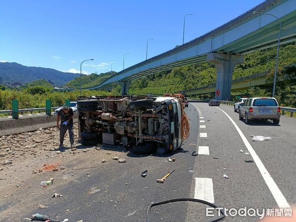 ▲▼國道1號基隆八堵段車禍。（圖／記者郭世賢翻攝）