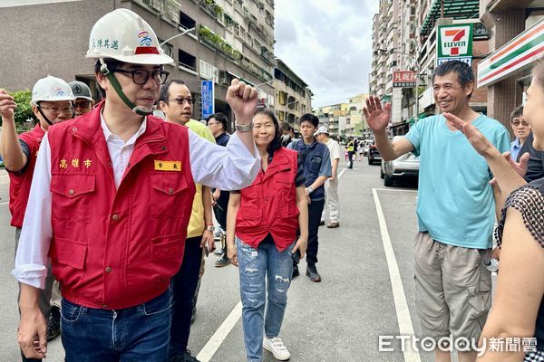 ▲高雄市長陳其邁28日再度巡視三民區地下室積水大樓             。（圖／記者吳奕靖翻攝）