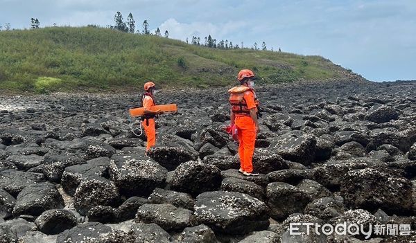 ▲▼西嶼夢幻沙灘驚傳遊客遭海浪捲走             。（圖／記者陳洋翻攝）