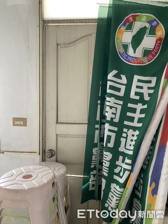 ▲台南市新營區民治東路的民治黨部，也因爲連日風強雨驟，淪為受災戶。 （圖／記者林東良翻攝，下同）