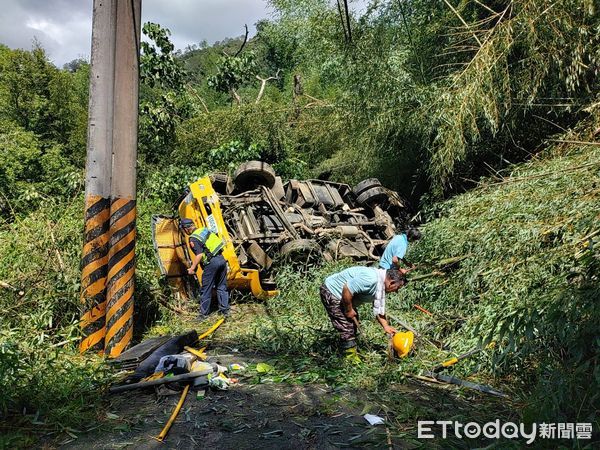 ▲▼嘉義阿里山鄉樂野村，台電工程車打滑翻墜邊坡。（圖／民眾提供）