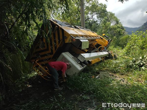 ▲▼嘉義阿里山鄉樂野村，台電工程車打滑翻墜邊坡。（圖／民眾提供）