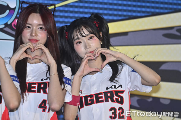 ▲▼富邦悍將流行音樂節大巨蛋開跑，韓國起亞虎啦啦隊「KIA TIGERS CHEERLEADER」朴信妃、李珠珢（右）賽前出席球迷拍照會。（圖／記者李毓康攝）