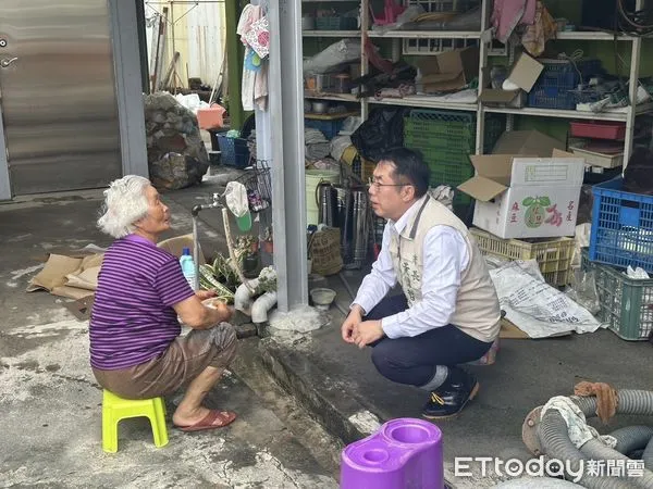 ▲市長黃偉哲28日下午再度前往麻豆小埤里視察，27日淹水的文旦園已經完全消退，黃偉哲也向正在清理環境民眾表達關心，同時指示相關單位協助災後復原。（圖／記者林東良翻攝，下同）