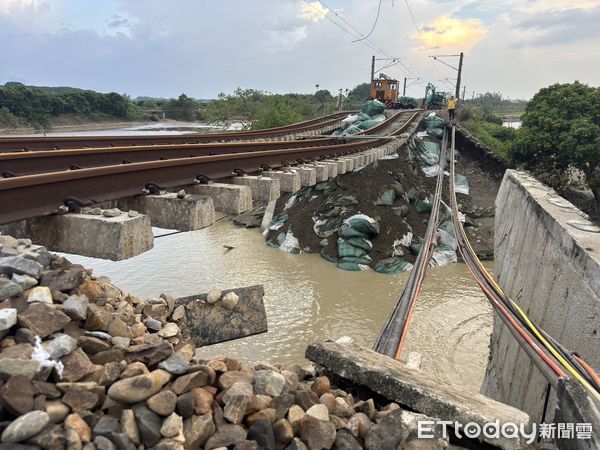 ▲▼台鐵南靖路段八掌溪橋路基遭掏空 軌道懸空30公尺　現場照驚呆萬人。（圖／記者翁伊森攝）