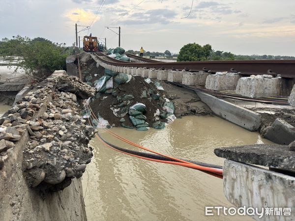 ▲▼台鐵南靖路段八掌溪橋路基遭掏空 軌道懸空30公尺　現場照驚呆萬人。（圖／記者翁伊森攝）