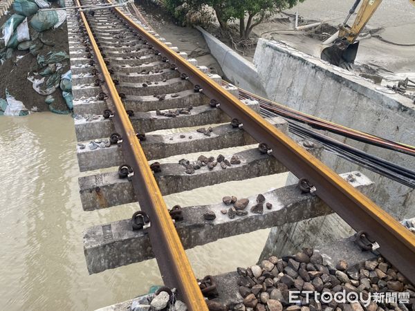 ▲▼台鐵南靖路段八掌溪橋路基遭掏空 軌道懸空30公尺　現場照驚呆萬人。（圖／記者翁伊森攝）